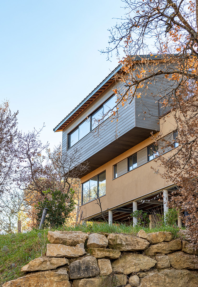 fachada-traseiras-casa-em-madeira-janelas-aluminio