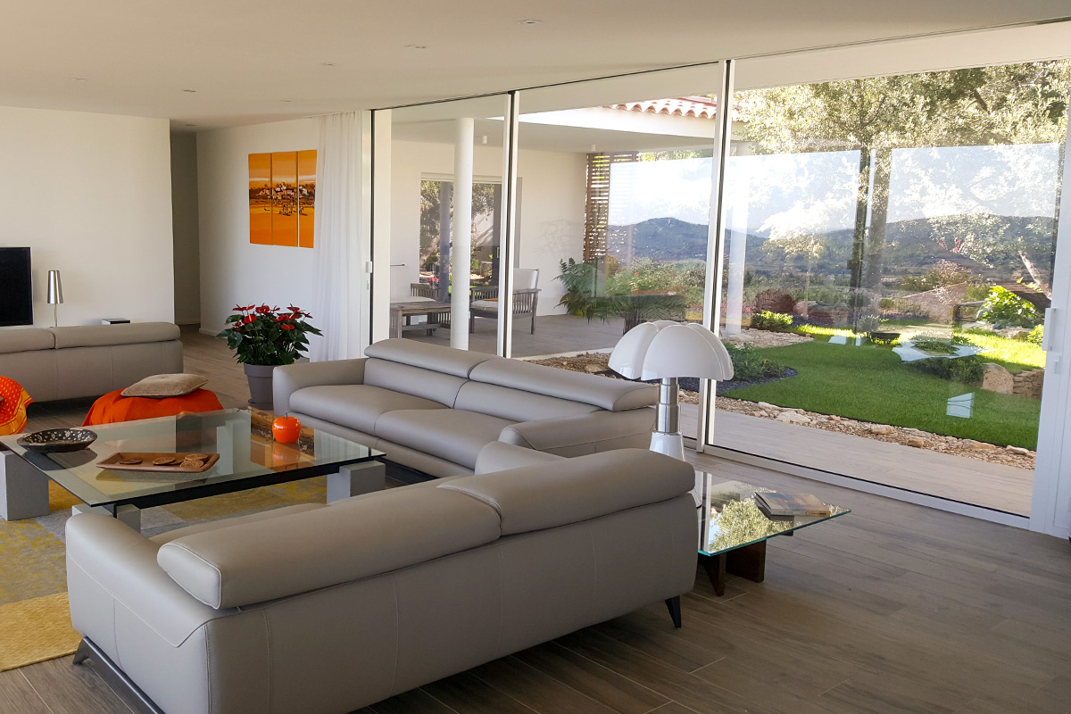 janela-minimalista-cinza-clara-vista-interior
